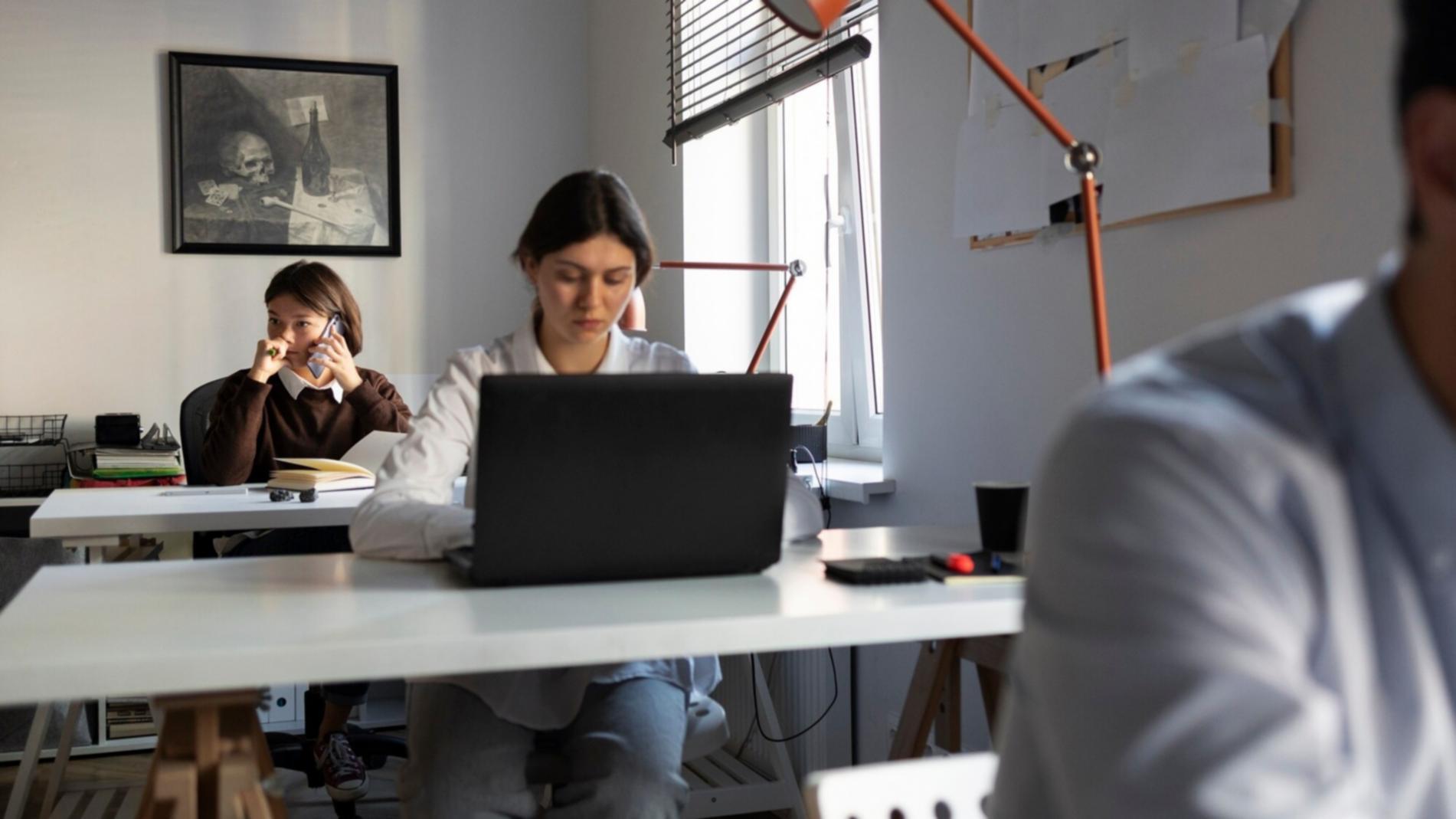 Sistema de categorización financiera adaptativa mostrando análisis personalizado de patrones de gasto familiar