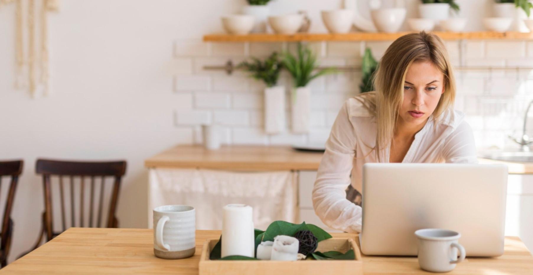 Espacio de trabajo organizado con documentos financieros y planificación presupuestaria